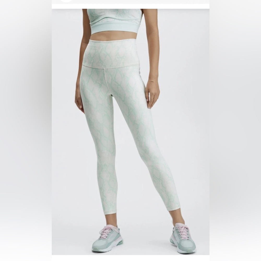 Ultra high waisted powerhold  7/8 Mint Green Snake Print Leggings size XL NWT - Picture 2 of 9